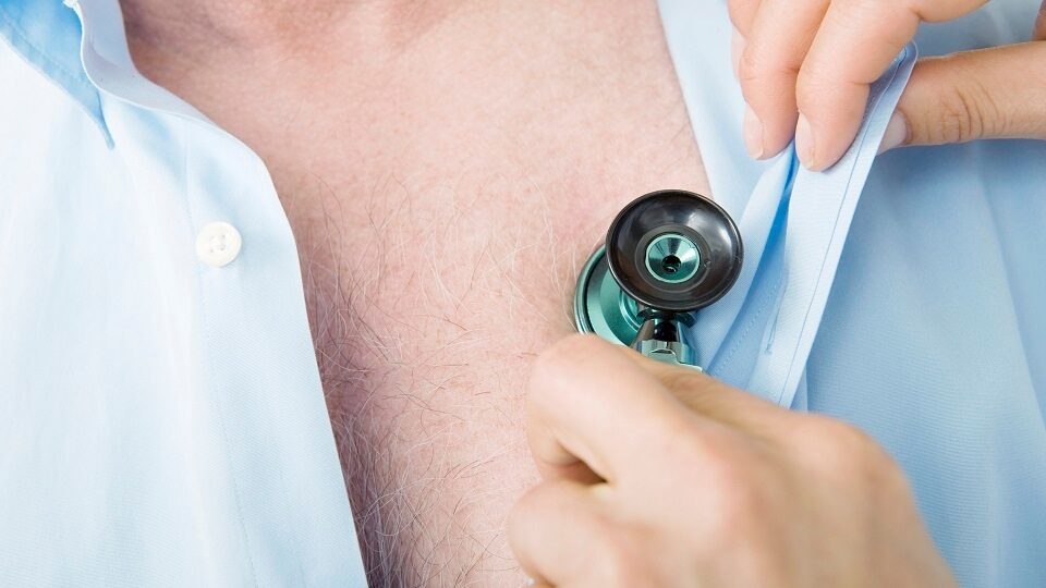medic care foloseste un stetoscop pentru a asculta plamanii unei persoane