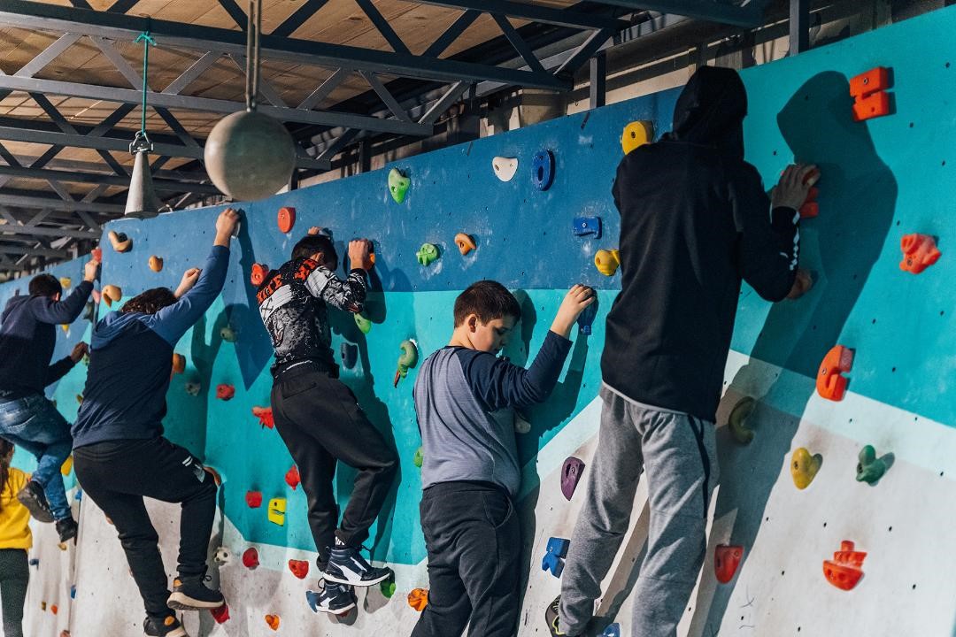 o poza cu doua persoane care se relaxează prin escalada