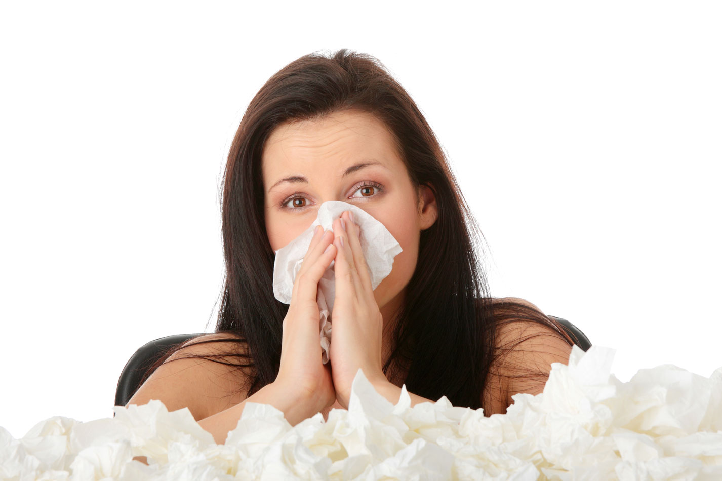 femeie care isi sufla nasul din cauza sinuzitei