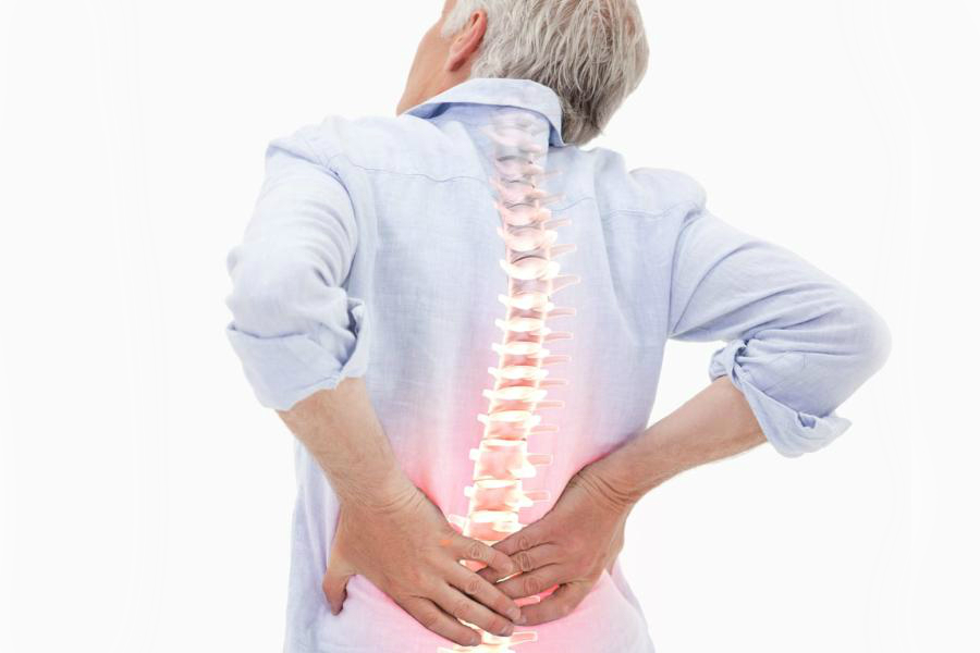 grafica barbat care se tine de spate din cauza durerii coloanei vertebrale