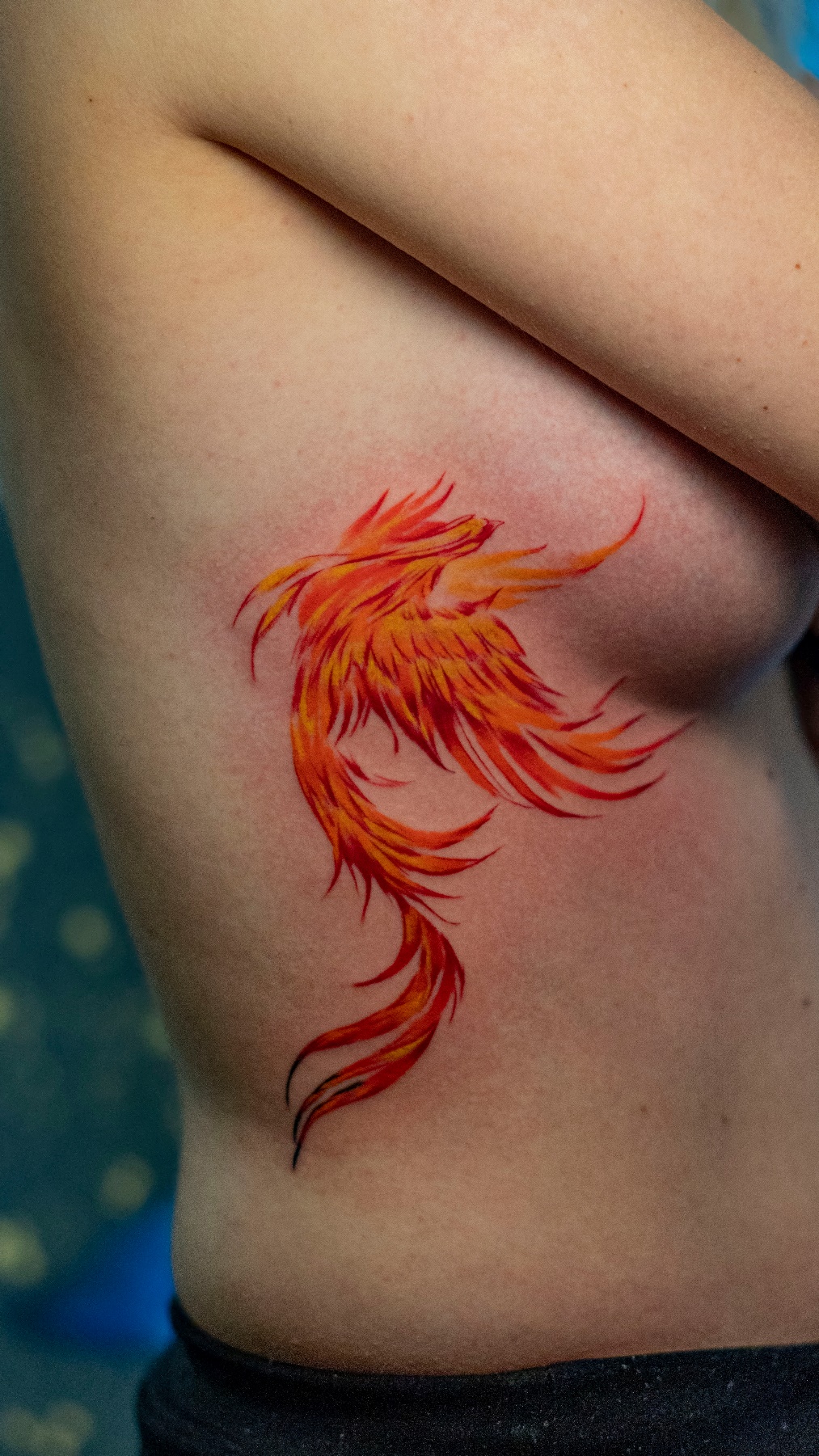 tatuaj color pe torace cu o pasare pheonix