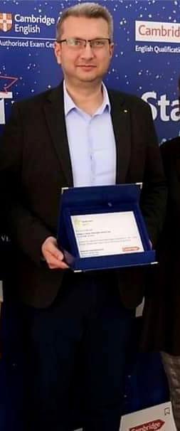 Directorul liceului, Manuel Neacșu cu o diploma in mana