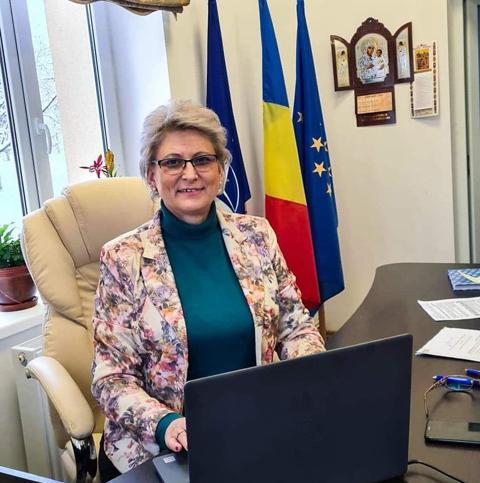 Primarul comunei Mogosesti Popa-Rosu Rodica stand la birou pe un scaun cu laptopul in fata