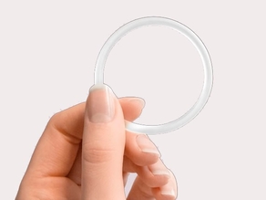 un inel contraceptiv vaginal transparent