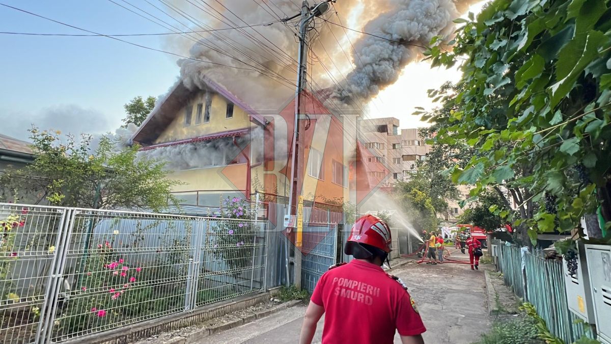 Incendiu Pe O Strad Din Municipiul Ia I Pompierii Se Lupt Cu