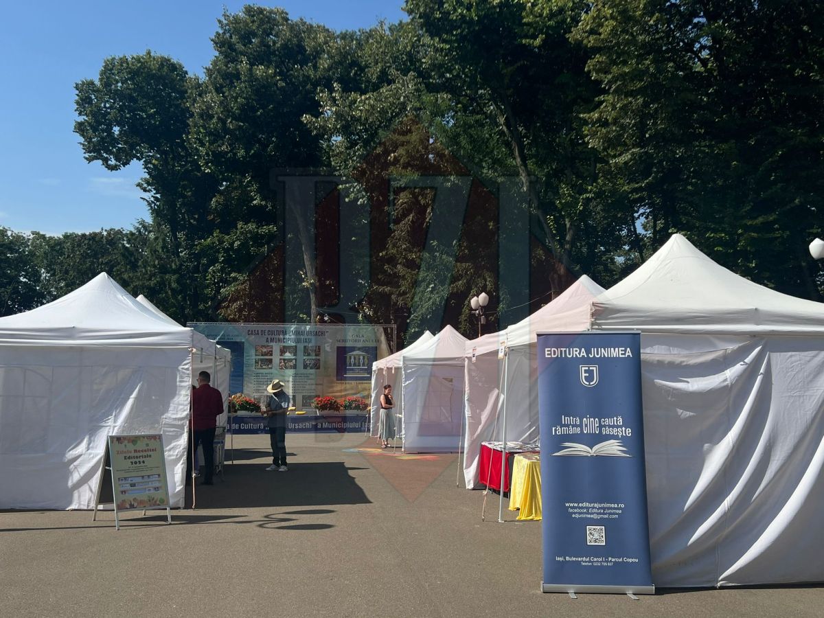 corturi ale editurilor participante, amplasate in parcul copou din iasi